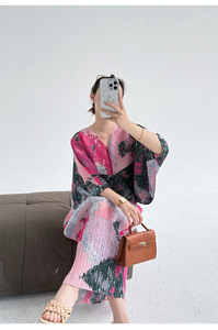 <span class=keywords><strong>Abito</strong></span> <span class=keywords><strong>Lungo</strong></span> Plissettato Miyake da Donna <span class=keywords><strong>con</strong></span> <span class=keywords><strong>Maniche</strong></span> <span class=keywords><strong>a</strong></span> <span class=keywords><strong>Pipistrello</strong></span> e Colore Sfumato, Vestito Casual Modesto Stampato per Donne - Product Image 4