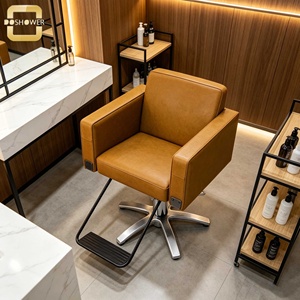 Fauteuil de Barbier de Luxe en Cuir Marron <span class=keywords><strong>Cognac</strong></span> avec Base Hydraulique Argentée et Accoudoirs Carrés pour Salon de Coiffure aux Tons Bois - Product Image 4
