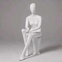Neuheiten Luxus-Design Weibliche Schaufensterpuppe Glänzend Weiß Eierkopf-Form Sitzende Pose für Mode-Schaufenster