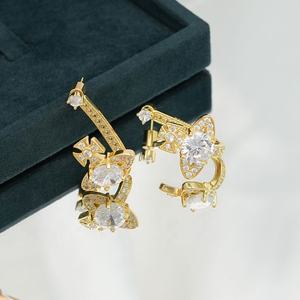 Boucles d'oreilles pour femmes, style vintage français raffiné, neuves, entièrement serties de zircon, clous d'oreilles uniques et personnalisés, au design audacieux, cadeau doré - Product Image 1