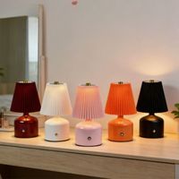 Lampe de table en tissu multicolore, lampe de chevet décorative sophistiquée, lampe de chevet plissée rechargeable couleur crème.
