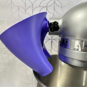 Accessoire pour batteur sur socle : entonnoir à farine en silicone pour la préparation culinaire et la pâtisserie - Product Image 4