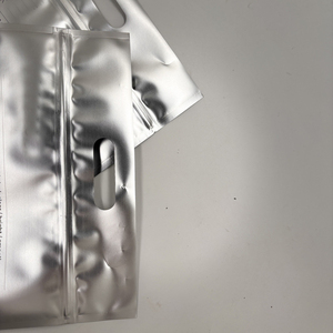 Borsa con cerniera in argento opaco con LOGO personalizzato con manico per abbigliamento con chiusura lampo in alluminio metallizzato per felpe con cappuccio - Product Image 5