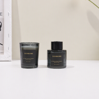 Deux Coffrets Cadeaux Assortis de Parfums d'Ambiance : Ensemble en Verre Noir Mat et Ensemble en Verre Blanc Dépoli. Chaque Kit Comprend une Bougie Parfumée à la Soja et un Diffuseur à Bâtonnets.