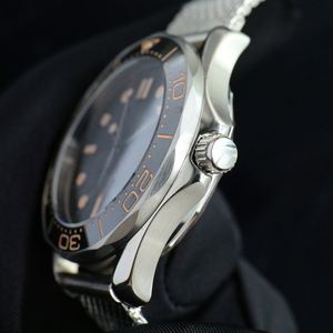 Montres de plongée chronographes à mouvement mécanique avec boîtier en acier inoxydable haut de gamme personnalisées en usine, élégantes et à la mode - Product Image 2