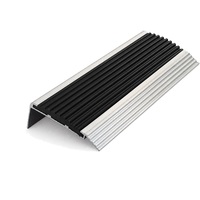 Protection d'escalier en aluminium résistant à l'usure avec insert en PVC pour couloir d'hôpital, projet de sécurité antidérapant pour escalier