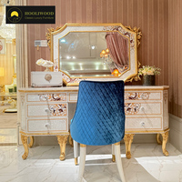 Table console élégante en or blanc avec pieds sculptés plaqués or, style classique et luxueux, pour villa, maison, hôtel