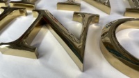 Signalisation avec logo 3D personnalisé en acier inoxydable avec lettre en métal miroir doré pour enseigne commerciale avec nom d'entreprise