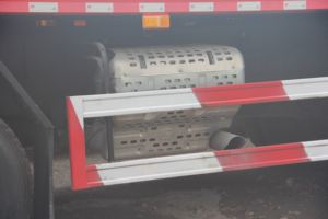 Truk sampah SAIC Hongyan 8X4 5.6m, merah, kendaraan teknik kualitas tinggi, truk HOWO, transmisi otomatis, weiyai - Product Image 6