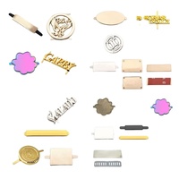 Etiqueta de identificación de latón chapada en oro con letras hechas a mano, para gafas de sol, ropa, metal de calidad, personalizable, logotipo personalizado para bolso.