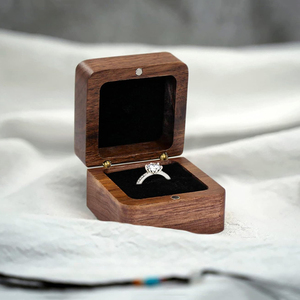 Houten ringendoosje vierkant en hartvormig voor trouwringen, vintage ringendoosje voor aanzoek - Product Image 1