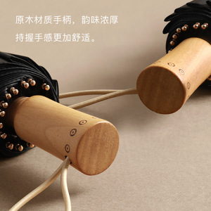 ร่มพับสามตอน 16 ซี่โครง ด้ามไม้สีดำ ไนลอนสีดำ ป้องกันแดดฝนสไตล์เรโทร - Product Image 4