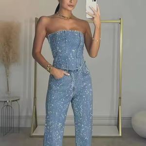 Conjunto de mezclilla para mujer: Top corto sexy sin tirantes con pedrería y jeans de pierna ancha de tiro alto con lavado ácido. - Product Image 1