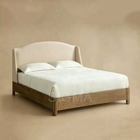 Lit plateforme moderne et simple en bois massif rembourré pour chambre à coucher ou hôtel, avec tête de lit en tissu doux et finition bois naturel