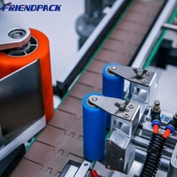 Machine d'étiquetage automatique verticale supérieure et latérale pour bouteilles et canettes rondes avec applicateur d'étiquettes