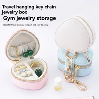 Boîte à bijoux portable mini en forme de cœur avec crochet porte-clés, petit conteneur pour bagues, boucles d'oreilles et bibelots, idéal pour la salle de sport, l'entraînement, les activités de plein air et les voyages
