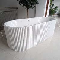 Baignoire autoportante en acrylique blanc de luxe Baignoire ovale et ellipse à rayures verticales avec rainure en V cannelée portable pour une utilisation en hôtel