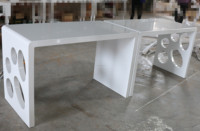 Table de manucure moderne avec plateau en verre blanc, tiroirs et rangements, étagères à niveaux écologiques pour salon de beauté, utilisation par les techniciennes en onglerie