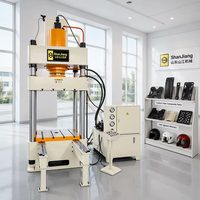 Presse hydraulique servo à quatre colonnes 200T, utilisée pour le formage de matériaux composites, la fabrication d'hélices de drones et de pièces en CFRP