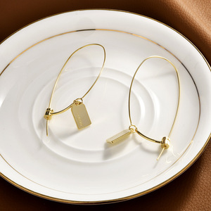 Elegantes <span class=keywords><strong>pendientes</strong></span> de aro de acero inoxidable chapados en <span class=keywords><strong>oro</strong></span> con patrón de <span class=keywords><strong>diamantes</strong></span> geométricos de moda letras inglesas joyería de moda de viajero - Product Image 4