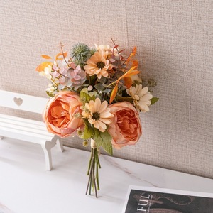Bouquet de fleurs artificielles CallaFloral, roses pêche, marguerites, eucalyptus, décoration pour la maison et les mariages CF02035 - Product Image 3