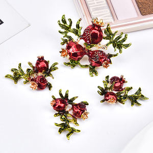 Broche de mariée rétro en alliage, ornée de strass, de perles, de fleurs et de diamants, pour coiffure DIY et robe de mariée, vente en gros d'usine - Product Image 4