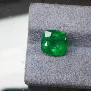 SGARIT - Esmeralda Natural de 4.41CT, Gema Suelta con Certificado GILD, Corte Cojín Verde Intenso de 9.67*9.51mm, Piedra Preciosa para Joyería - Product Image 3