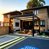 Pergola bioclimatique hybride murale autoportante en aluminium avec toit à lames motorisées pour espace de divertissement extérieur dans la cour