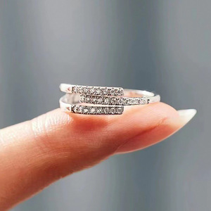 Anello Regolabile con Linee Geometriche Scintillanti e Zirconi per Donne, Gioiello di Moda con Micro Pavé - Product Image 4