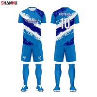 Fabricant de kits de football en polyester en gros, usine chinoise, commande en gros, anti-boulochage, résistant à la décoloration, couleurs durables, cousu