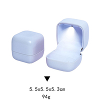 Boîte à bagues mini tendance avec lumières LED, finition brillante haut de gamme, bords arrondis lisses, emballage pour bijoux disponible en stock