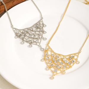 قلادة ذهبية مطلية عصرية من ZAA بتصميم مثلث مرصع بالأحجار الكريمة مع شراشيب بسيطة وفاخرة للنساء - Product Image 2