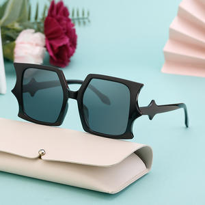Lunettes de soleil de style européen et américain à grande monture pour femmes, protection UV400, monture noire en PC, design quadrilatère - Product Image 4