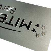 Plaque de nom en métal de luxe personnalisée avec logo de marque argenté pour cadeaux d'affaires, meubles d'intérieur et d'extérieur, accessoires sportifs, décoration