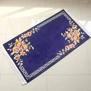 Alfombra de oración musulmana de terciopelo premium, lavable, con un elegante diseño floral simétrico, adecuada para picnics en casa y uso en campamentos. - Product Image 1