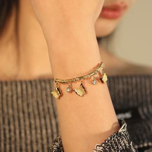 Pulsera de Perlas y Cobre Chapada en Oro con Diseño de Mariposa y Cadena de Acero Inoxidable para Mujer - Product Image 2