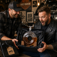Carafe à whisky en verre cristallin texturé en forme d'anneau distinctif avec base en bois pour bourbon, scotch, brandy