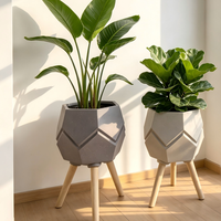 Décoration de salon minimaliste moderne, pot de fleurs en argile fibreuse à pieds hauts, pot de plantes vertes de luxe polygonal pour l'intérieur