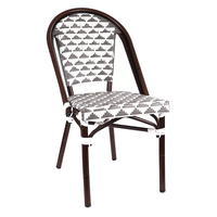 Chaise d'extérieur au design moderne avec structure en aluminium et rotin pour salle à manger dans un jardin, restaurant, café ou appartement