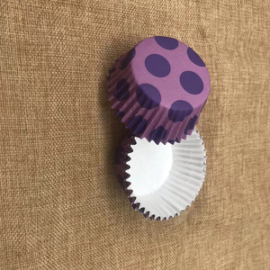 Papel para Hornear de Grado Alimenticio, Doble Impermeable, con Puntos Morados, para Cupcakes, con Borde Ondulado, Resistente al Calor, Venta al Por Mayor de Fábrica - Product Image 3