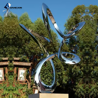 Sculpture de mascotte abstraite moderne en acier inoxydable forgé à la main avec surface miroir polie pour la décoration de jardins extérieurs et d'espaces publics