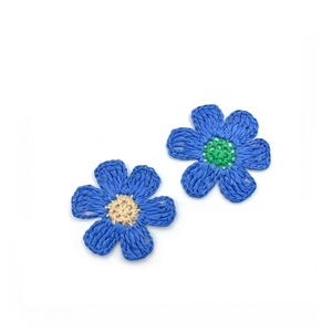 Appliques florales multicolores en raphia tissé à la main pour la décoration de vêtements et sacs DIY - Product Image 4