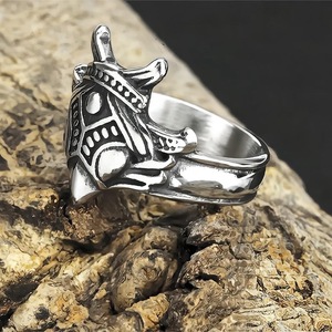 Yunnique Anillo Vikingo de Acero de Titanio para Hombre, con Forma de Cuervo, Estilo Hip Hop, Joyería para Uso Diario - Product Image 4