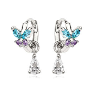 Pendientes de aro Huggies de mariposa hipoalergénicos chapados en oro de 18 quilates con gotas - Product Image 2