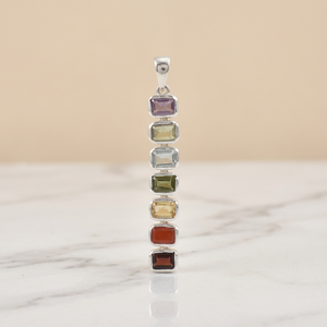 จี้ห้อยคอรูปทรงสี่เหลี่ยมผืนผ้าประดับพลอยเจ็ดสี ดีไซน์จักระ แบรนด์ Moku Jewellery โทนสีเงิน แนวตั้ง สไตล์มินิมอล สำหรับชาวคริสต์ - Product Image 5