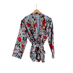 Elegante Bata de Mujer de Terciopelo Verde con Estampado Animal y Bordado a Mano, Manga Larga, Gruesa, Tipo Jersey, Acabada - Product Image 1