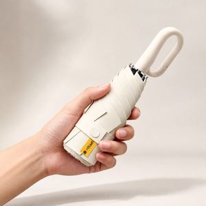 Parapluie de poche mini pliable à 5 sections, noir enduit, UPF50, avec logo personnalisé, poignée mousqueton, pour le voyage, la vente au détail et les cadeaux - Product Image 1