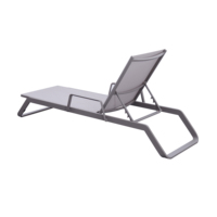 Chaise longue inclinable commerciale d'extérieur pour villa, bord de piscine, avec cadre en aluminium et accoudoirs, idéale pour les complexes hôteliers et cours.