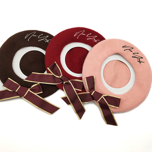 Béret en laine personnalisé brodé avec un dessin animé de Noël, béret français tendance - Product Image 3