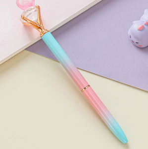 Bolígrafo de punta redonda azul degradado a morado con cristal de diamante en la parte superior y clip metálico en oro rosa. - Product Image 2